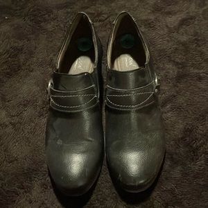 NaturalSoul Short black ankle boots.